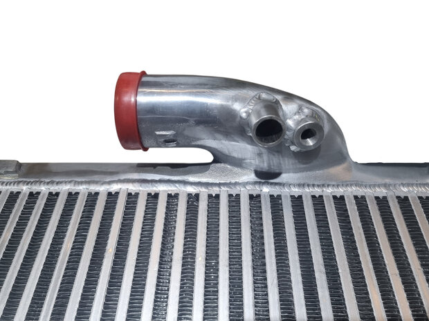 Volvo S/V40 turbo 55mm intercooler m&eacute;t aansluitingen voor de temperatuursensor en luchtuitlaat naar de stationairregelkl
